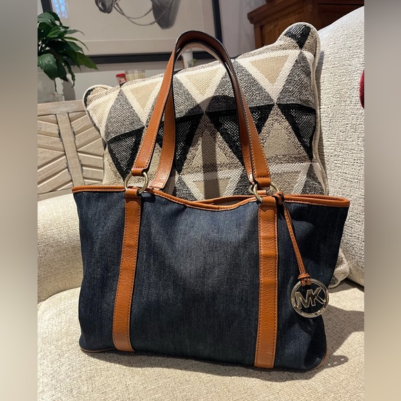 Michael Kors Handbags - EUC Michael Kors Summer Navy/Luggage Tote